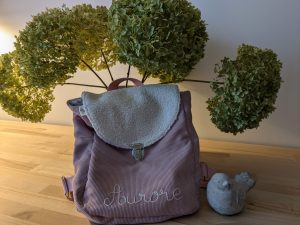 petit sac à dos en velours, avec le revers en "moumoute", personalisable. Intérieur coordonné. Peut accompagner l'enfant dans ses premières années d'école, mais peut aussi permettre de transporter un biberon et un change quand on sort de la maison!